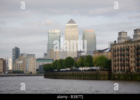 Ansicht von Canary Wharf von Themse mit Globe Wharf Apartments in Rotherhithe Southwark im Vordergrund Stockfoto