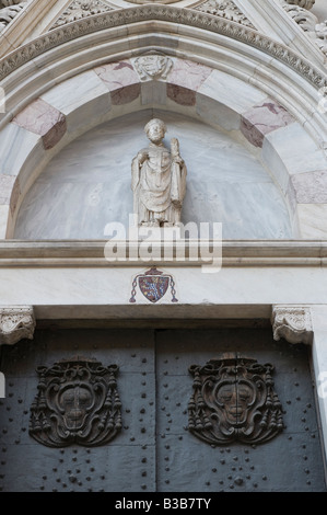 Eines der Portale an der Fassade des Doms Stockfoto