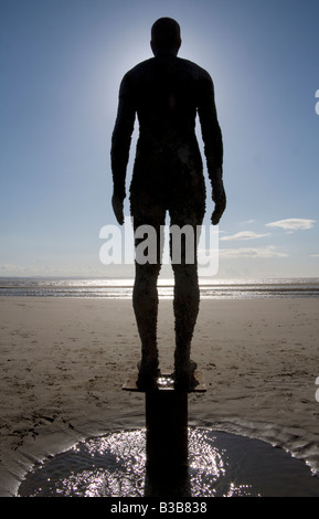 Antony Gormley gusseisernen Statue als Teil seiner Installation namens "Woanders" bei Crosby Sands, Lancashire, UK Stockfoto