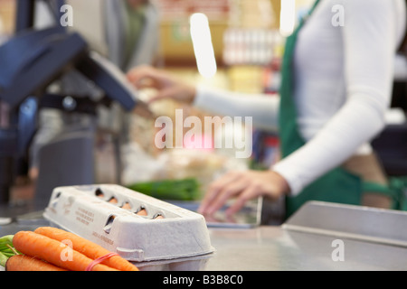 Lebensmittel am Check-out Theke Stockfoto