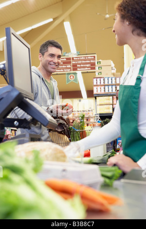 Hispanic Mann Auschecken im Supermarkt Stockfoto