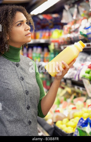 Afrikanische Frau im Supermarkt Stockfoto