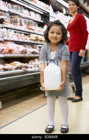 Inderin mit Milch im Supermarkt Stockfoto