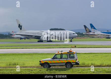 Ein PIA Boeing 777 [777-240 ER] Verkehrsflugzeug des Rollens bei der Ankunft am Flughafen Manchester Ringway England Vereinigtes Königreich UK Stockfoto