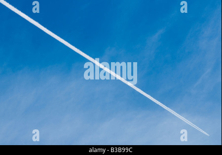 Kondensstreifen oder Dampf Weg in den Himmel von einem Düsenflugzeug Stockfoto