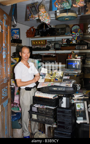 Pensionierte taiwanesische Chinesen radio Ingenieur mit alten Magazin mit sich selbst, Tainan, Taiwan-Republik von China (ROC) Stockfoto