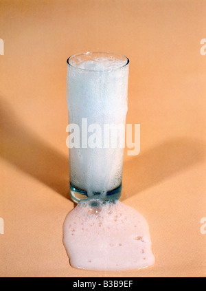 Baking Soda & Essig zischt In Glas Stockfoto
