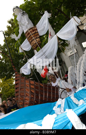 Europa s größte Karneval braucht der Notting Hill Carnival findet jedes Jahr statt in London mit über 1 Million Nachtschwärmer an zwei Tagen Stockfoto