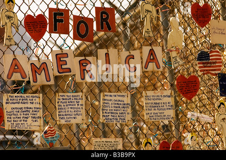 Ein Zaun in New York mit mehreren Hommagen an die Opfer von 9 11 attached to it. Stockfoto