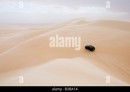 Jeep auf Düne, libysche Wüste, Ägypten Stockfoto