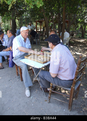 alte Männer spielen Backgammon im Park in Athen Stockfoto