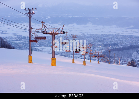 Skilift in der Abenddämmerung, Furano, Hokkaido, Japan Stockfoto