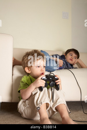 Jungen spielen von Videospielen Stockfoto