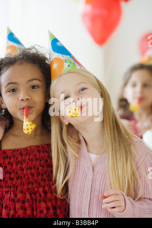 Multi-ethnischen Mädchen auf Geburtstagsparty Stockfoto