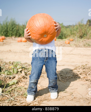 Hispanische Kind Holding Kürbis Stockfoto