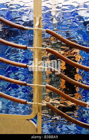 Glas, Fenster und Geländer, Casa Batllo, Barcelona, Katalonien, Spanien Stockfoto