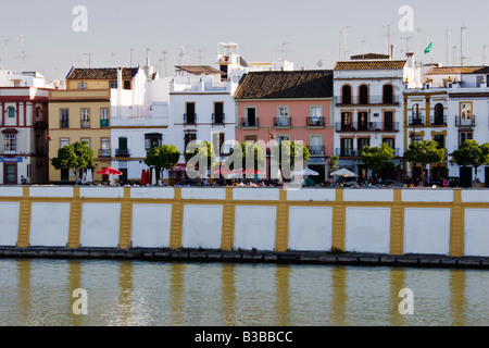 Häuser und Cafés im Stadtteil Triana, Guadalquiver Fluss, Sevilla, Andalusien, Spanien Stockfoto