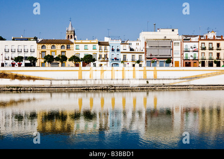 Häuser und Cafés entlang der Fluss Guadalquivir, Sevilla, Andalusien, Spanien Stockfoto