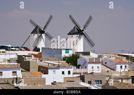 Windmühlen und Stadt, Campo de Criptana, La Mancha, Spanien Stockfoto