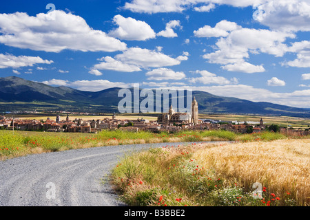 Landstraße und Stadt, Segovia, Spanien Stockfoto