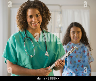 Afrikanische Ärztin Holding Diagramm Stockfoto