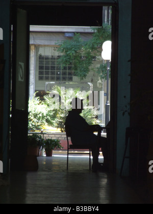 Alter Mann sitzt Aussenbar in Athen, Griechenland Stockfoto