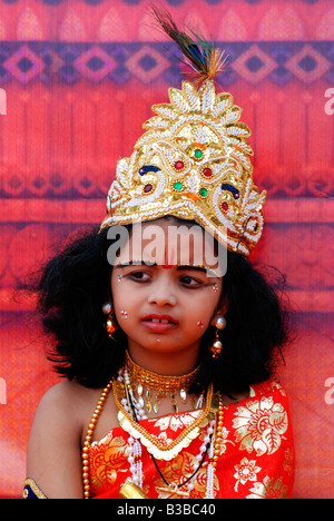 Kleine Krishna - ein kleiner Junge posiert als lord Krishna in einer Balagokulam-Prozession in Trivandrum, Kerala, Indien Stockfoto