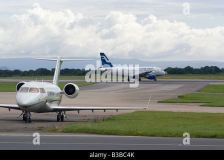 Ein Finnair Airbus A319 [A319-112] Verkehrsflugzeug des Rollens Out zum Abflug am Flughafen Manchester Ringway England Vereinigtes Königreich UK Stockfoto