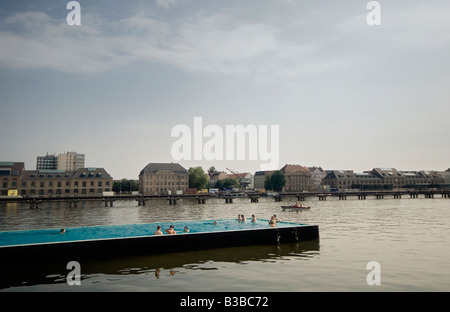 Außenpool einen umgebauten Fluss barge am Fluss Spree Kreuzberg Berlin Deutschland Stockfoto