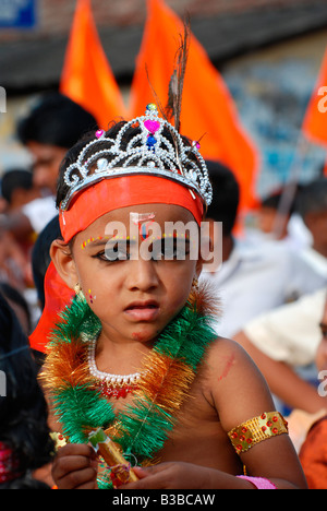 Kleine Krishna - ein kleiner Junge posiert als lord Krishna in einer Balagokulam-Prozession in Trivandrum, Kerala, Indien Stockfoto