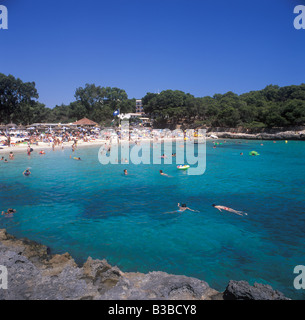 Szene in Cala Mondrago - Calo Schriften de n'Alis - blaue Flagge Strand - in der Nähe von Porto Petro / Cala D'Or, Ostküste Mallorca, Baleares. Stockfoto