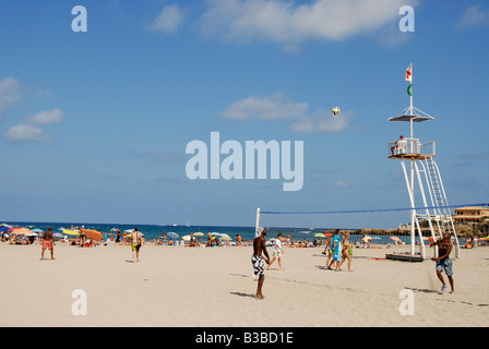 Basketball-Spieler am Arenal Strand im Sommer, Javea / Xabia, Provinz Alicante, Comunidada Valenciana, Spanien Stockfoto