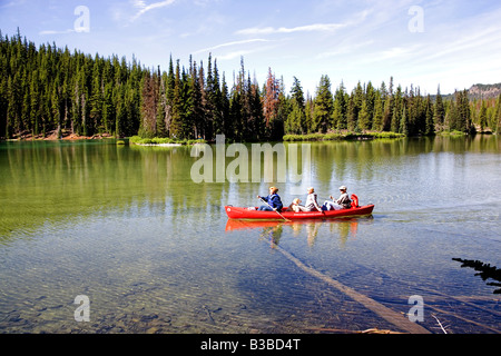 Eine Kanu mit Besuchern gefüllt Touren Devils Lake in den zentralen Oregon Kaskaden in der Nähe von Mount Bachelor auf der Kaskade-Seen-Autobahn Stockfoto