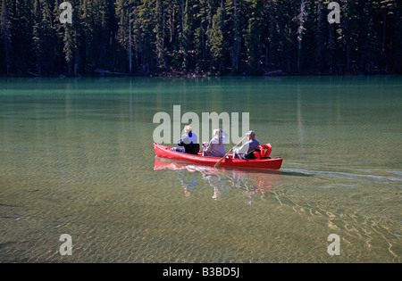 Eine Kanu mit Besuchern gefüllt Touren Devils Lake in den zentralen Oregon Kaskaden in der Nähe von Mount Bachelor auf der Kaskade-Seen-Autobahn Stockfoto