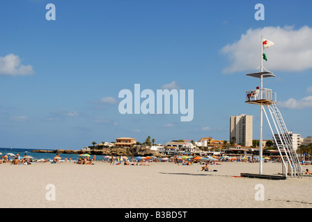 Rettungsschwimmer Ausschau Post am Arenal Strand im Sommer, Javea / Xabia, Provinz Alicante, Comunidada Valenciana, Spanien Stockfoto