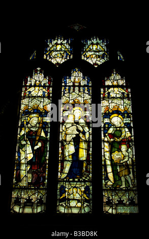 Ein dreihelles Lanzettenfenster in der Kirche aus dem 13th. Jahrhundert von St. George Woolhope Herefordshire UK. Juli 2008 Stockfoto