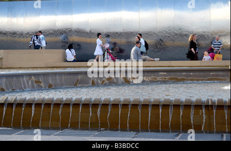 Einheimischen Fuß vorbei an der Schneide Wasserskulptur außerhalb der Bahn Bahnhof Teil der Sheffield Gateway Sanierung UK Stockfoto