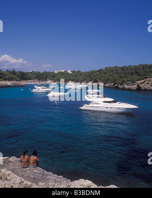 Szene in Cala Mondrago Naturpark - mit Motorbooten und Yachten vor Anker - in der Nähe von Cala D'Or Ostküste Mallorca. Stockfoto