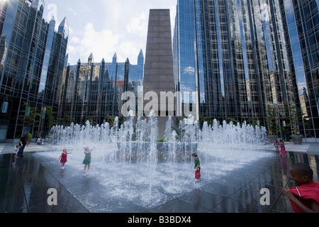 Kinder spielen in Brunnen am PPG Platz Glas und Stahl Marvel von Philip Johnson Pittsburgh Pennsylvania Stockfoto