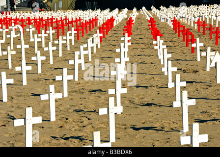 Arlington West Memorial, Strand von Santa Monica, Kalifornien Ca hölzernen Kreuz, Davidstern, Halbmonde und Fahne drapiert Särge Stockfoto