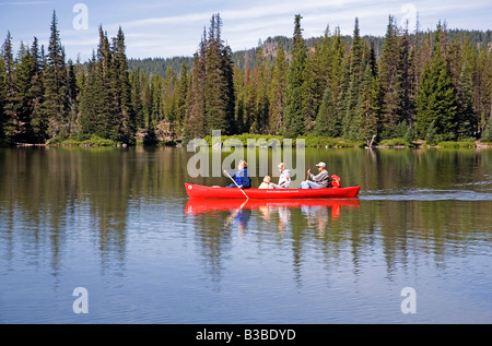 Eine Kanu mit Besuchern gefüllt Touren Devils Lake in den zentralen Oregon Kaskaden in der Nähe von Mount Bachelor Stockfoto