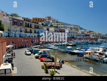 Blick auf Ponza Hafen, eine kristallklare Wasser und die typischen bunten Gebäude, Insel Ponza, Lazio, Italien, Europa. Stockfoto