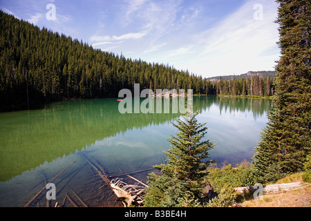 USA OREGON CASCADE MOUNTAINS A Kanu und einen Blick auf Teufel s See entlang der Cascade-Seen-Autobahn in der Nähe von Bend Oregon Stockfoto