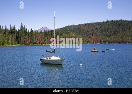 Ein Segelboot und einen Blick auf Elk See entlang der Cascade-Seen-Autobahn in der Nähe von Bend Oregon Stockfoto