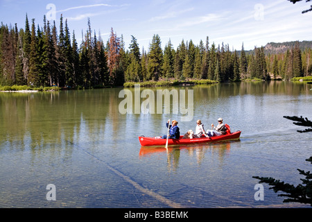 Eine Kanu mit Besuchern gefüllt Touren Devils Lake in den zentralen Oregon Kaskaden in der Nähe von Mount Bachelor auf der Kaskade-Seen-Autobahn Stockfoto