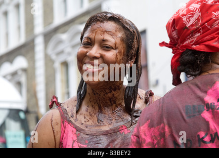 lächelnde Frau Teil Nr. Messer nur Schokolade Parade Notting Hill Carnival London UK 24. August 2008 Stockfoto