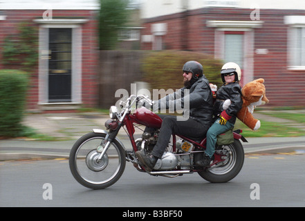 Biker mit Kind auf dem Motorrad Stockfoto