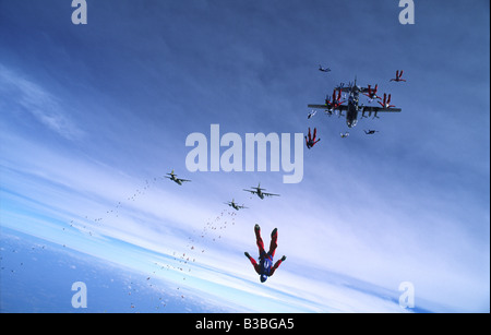 300 Fallschirmspringer stürzen aus vier Frachtflugzeuge für einen Worldrecord-Versuch in Thailand Stockfoto