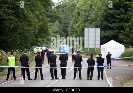Bild zeigt eine forensische Suche am Tatort eines Mordes Stockfoto