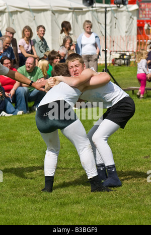 Cumberland und Westmorland Ringer in Tracht in Grasmere zeigen Stockfoto